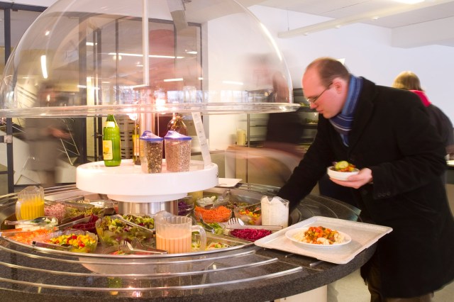 Veggie_Mensa_Veganes Gericht plus Salat